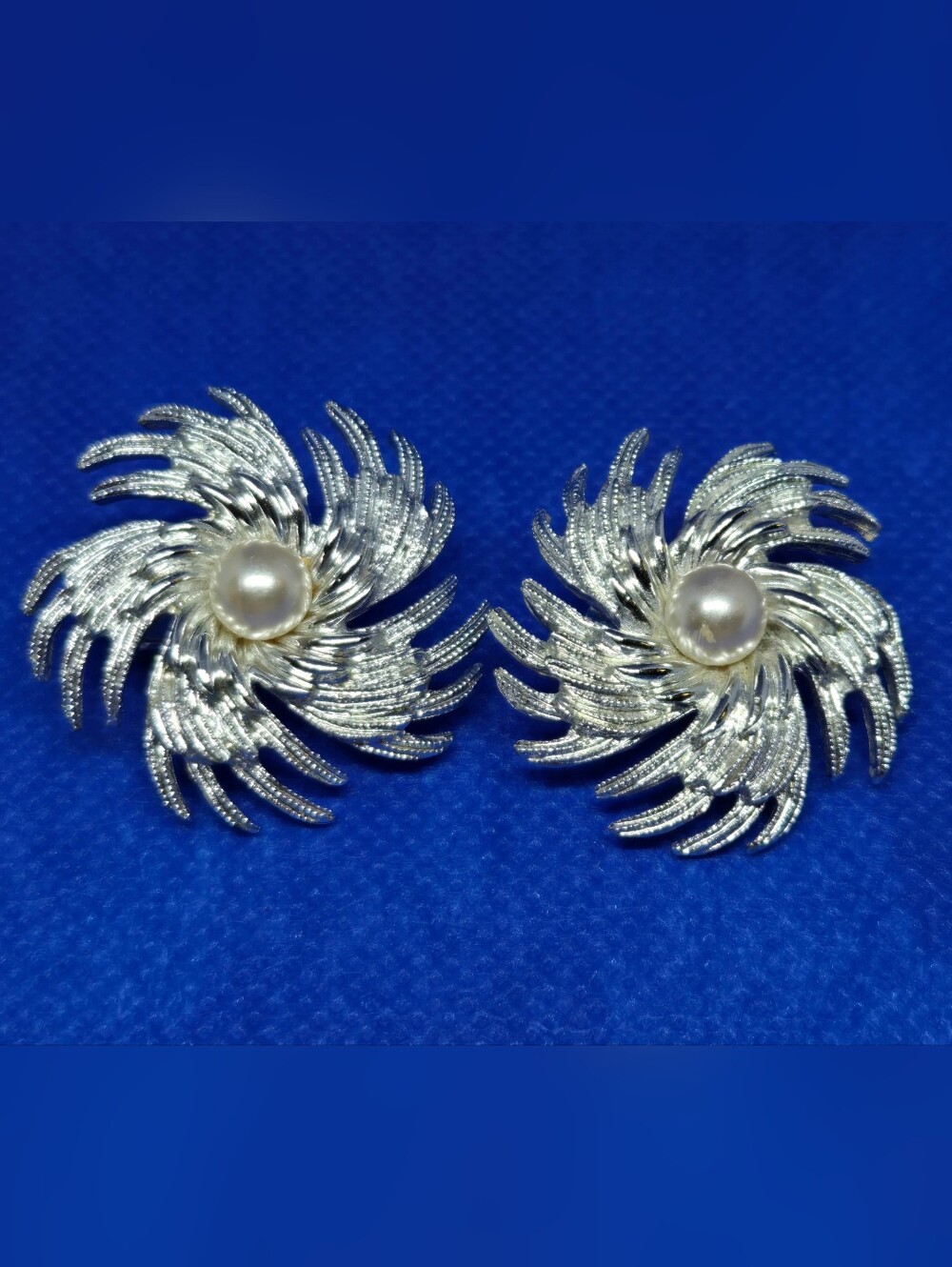 Vintage Sarah Coventry Pinwheel Clip On Earrings Silver Tone Faux Pearl Swirl